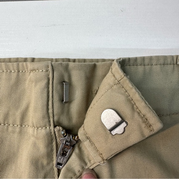NWT Gap 4" Women’s Downtown Khaki Shorts Sz 10 Beige Mid Rise Stretch - Picture 9 of 10